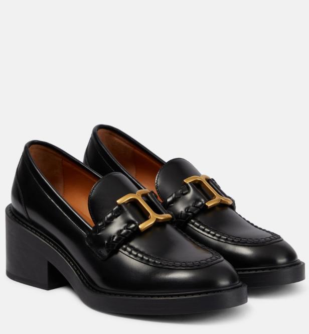 Schwarze Chloé Loafers mit goldenen Details.