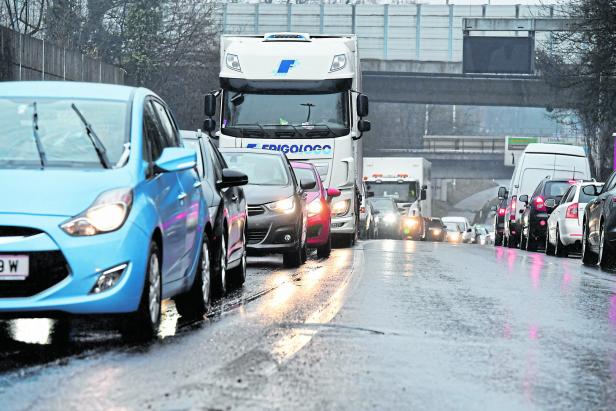 AUT, Verkehr, Stau Verkehrschaos: Warum es bei Regenwetter gerade in Wien so oft staut