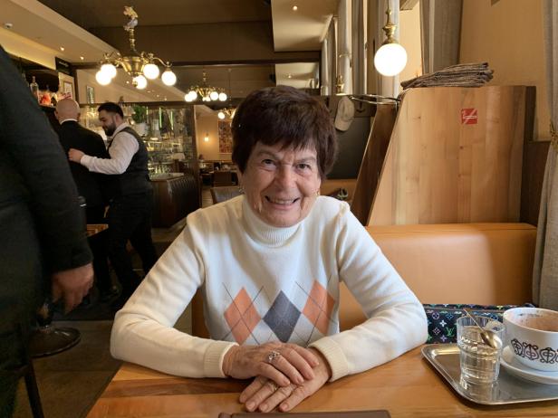 Irene Gründler in einem Cafe