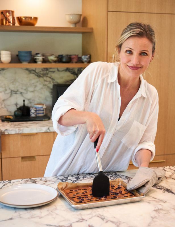 Cameron Diaz bereitet in ihrer Küche einen Blaubeerkuchen zu.