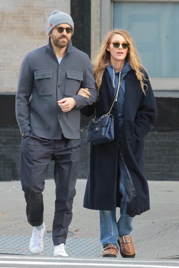 Ryan Reynolds und Blake Lively gehen Arm in Arm die Straße entlang.