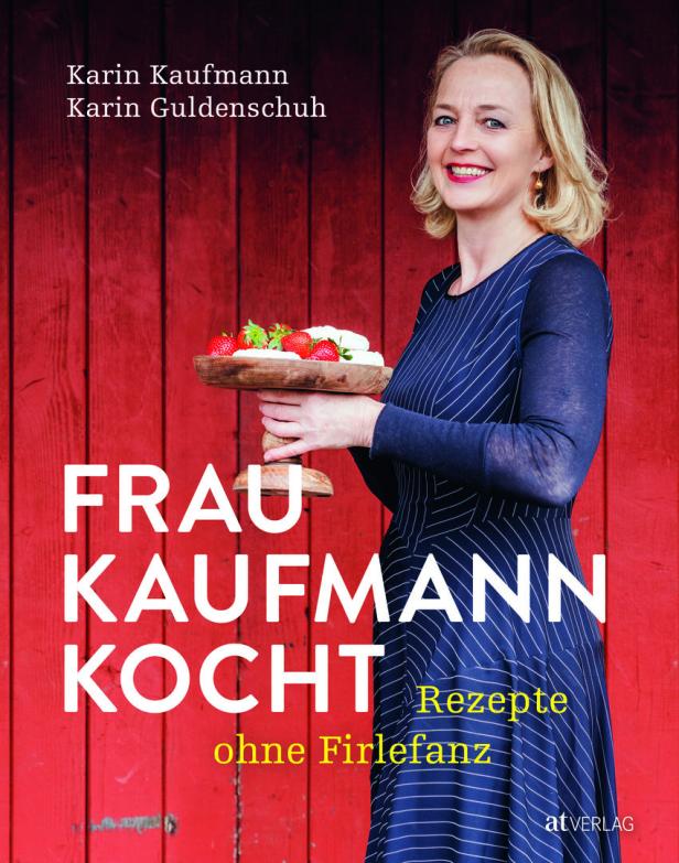 Das Cover des Kochbuchs „Frau Kaufmann kocht“ mit Karin Kaufmann, die Erdbeeren und Käse präsentiert.