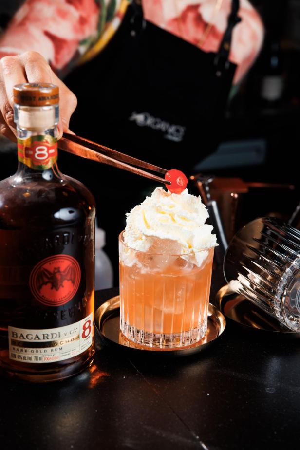 In der Ma Belle Bar wird ein „Mon Cherie“-Cocktail mit Bacardi 8 zubereitet.