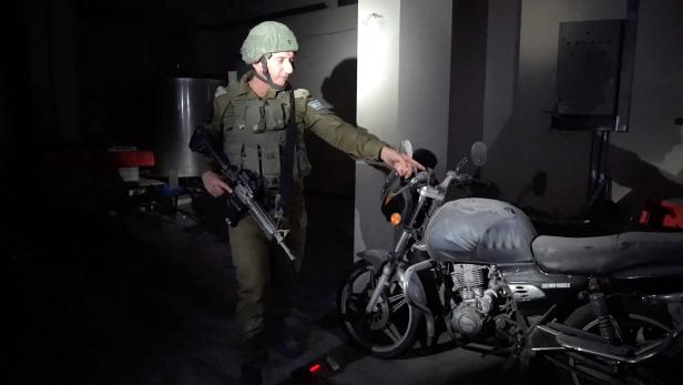 Der israelische Armeesprecher Daniel Hagari zeigt ein Motorrad im Keller des Rantisi-Krankenhauses.