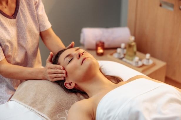 Eine Frau erhält eine Kopfmassage in einem Spa.