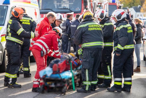 Drei Bauarbeiter in Perchtoldsdorf von Ziegelwand verschüttet