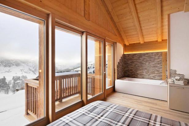Ein Chalet in Livigno mit Blick auf die verschneite Landschaft.
