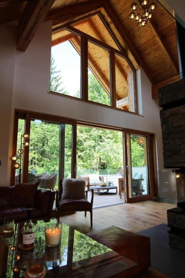 Chalet Innenansicht mit großen Fenstern.