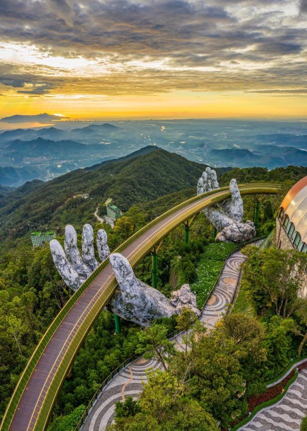 Die Goldene Brücke in Vietnam wird von zwei riesigen Steinhänden gehalten.
