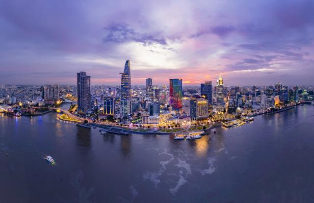 Luftaufnahme der Skyline von Ho-Chi-Minh-Stadt bei Dämmerung.