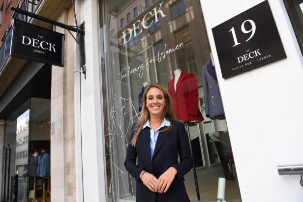 Eine Frau steht vor dem Geschäft „The Deck London“ für Damenmode.