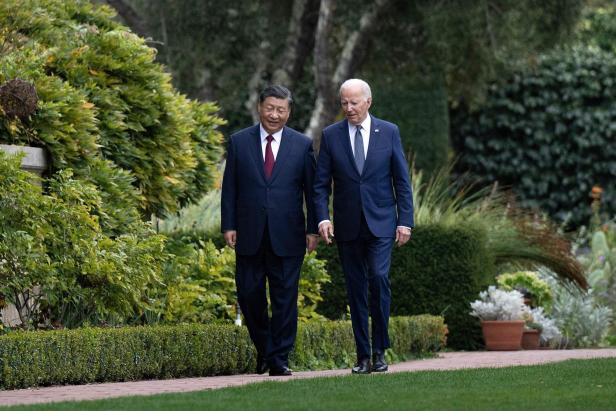 US-Präsident Joe Biden und Chinas Staatschef Xi Jinping spazieren durch die Gärten des Filoli Estate in Woodside, Kalifornien.