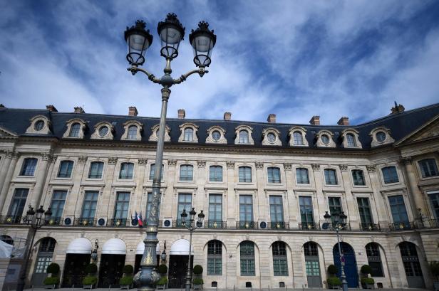 Das Palais Royal in Paris mit einer verzierten Straßenlaterne im Vordergrund.