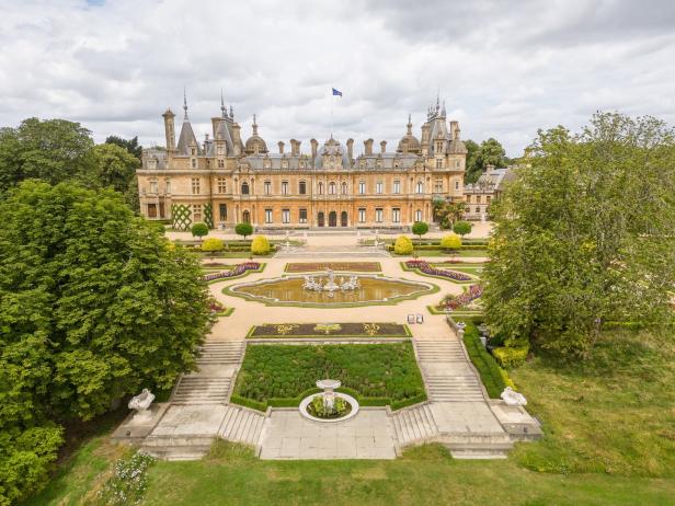 Das Waddesdon Manor, ein Herrenhaus mit kunstvollen Gärten und Springbrunnen.