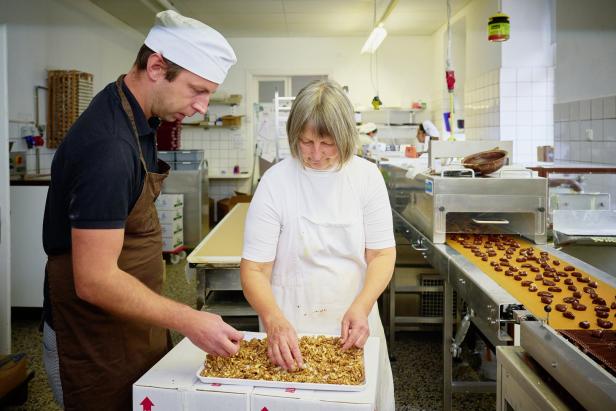 Daniel Dürnberger mit seiner Mutter in der Produktionsstätte von "Jonny Schokolade"