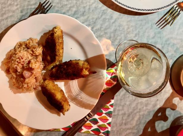 Historische Chicken Nuggets und Reis mit Paradiesäpfeln