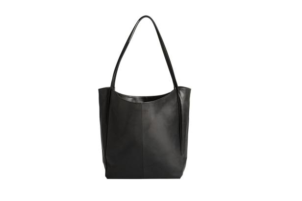 Eine schwarze Ledertasche mit langen Henkeln vor einem weißen Hintergrund.