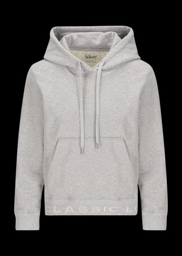 Ein grauer Kapuzenpullover mit Kängurutasche und dem Schriftzug „Classic“.