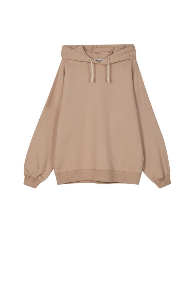 Ein beiger Kapuzenpullover mit Kordelzug vor einem weißen Hintergrund.