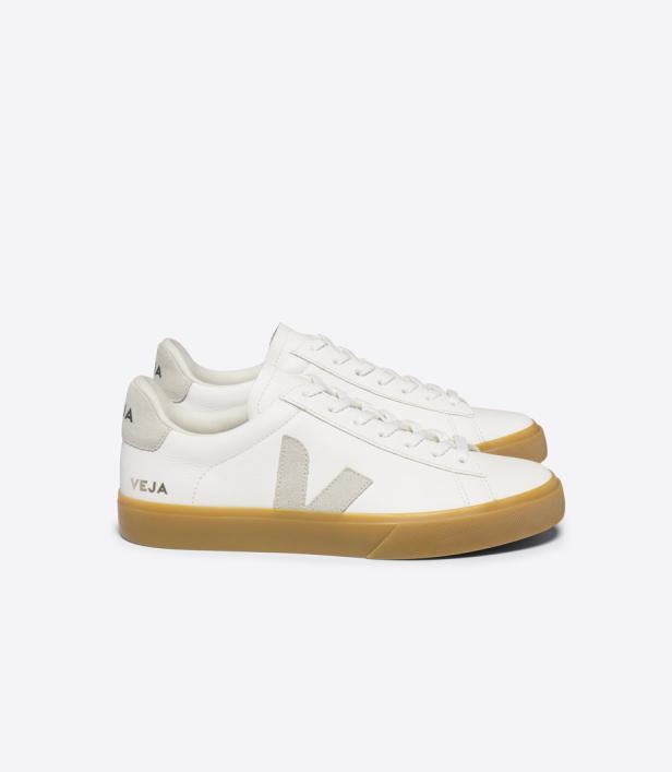 Zwei weiße Veja-Sneakers mit hellbraunen Sohlen stehen vor einem weißen Hintergrund.
