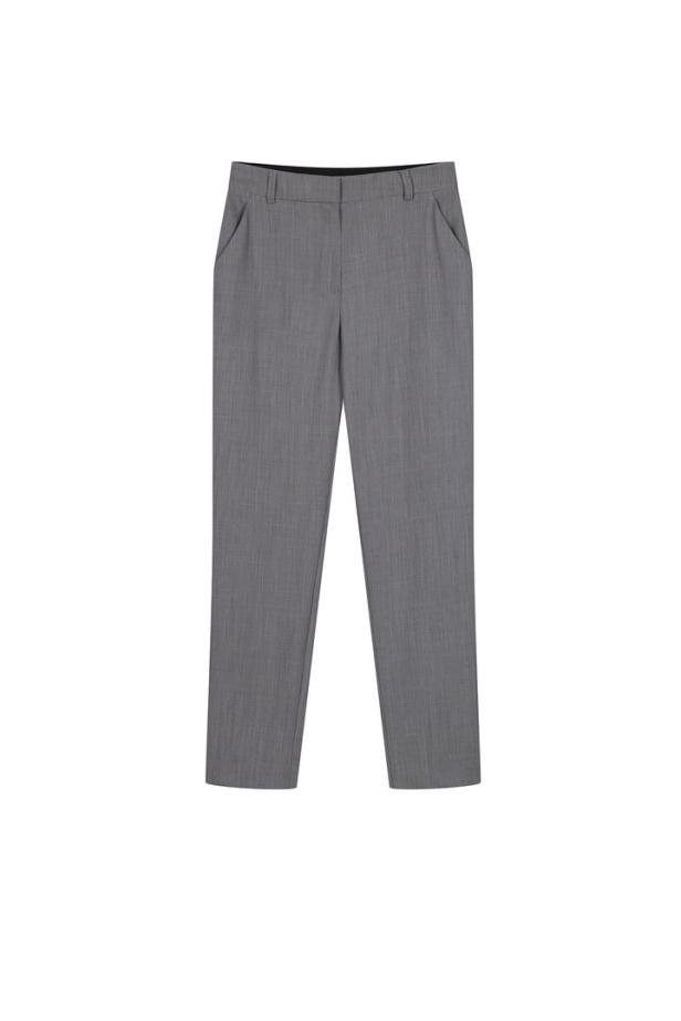 Eine graue Stoffhose vor einem weißen Hintergrund.