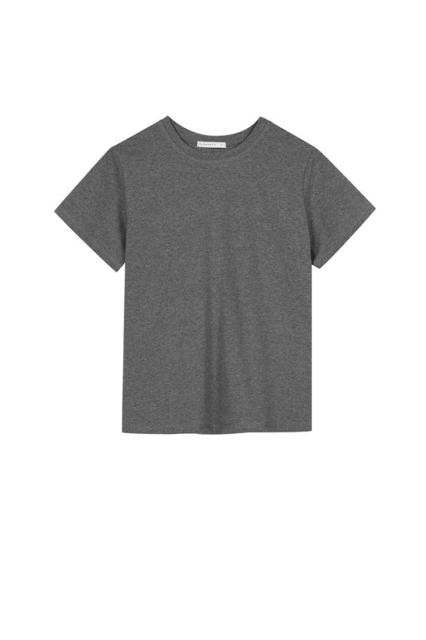 Ein graues T-Shirt mit kurzen Ärmeln vor einem weißen Hintergrund.