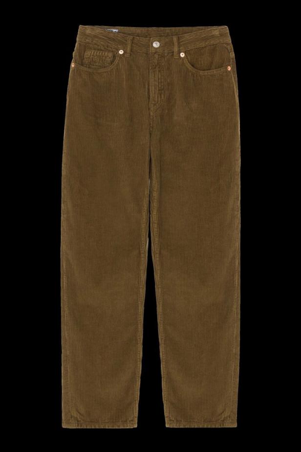 Eine olivgrüne Cordhose vor einem schwarzen Hintergrund.