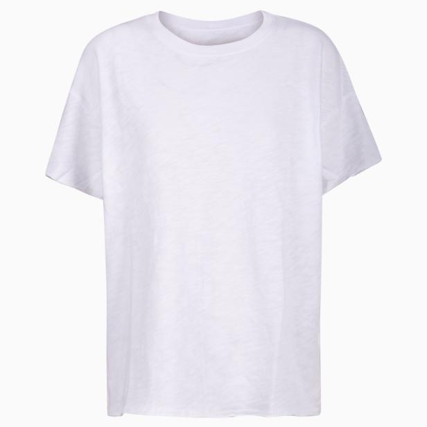 Ein schlichtes, weißes T-Shirt mit kurzen Ärmeln.