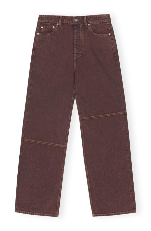 Eine braune Jeans mit weitem Bein ist vor einem weißen Hintergrund zu sehen.