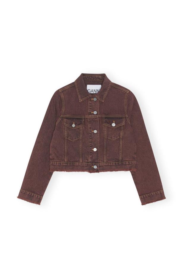 Eine kurze, rostbraune Jeansjacke der Marke GANNI vor einem weißen Hintergrund.