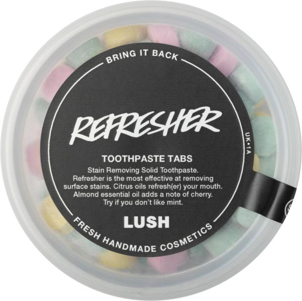 Eine Dose „Refresher“ Zahnputztabletten von Lush mit verschiedenen Pastellfarben.