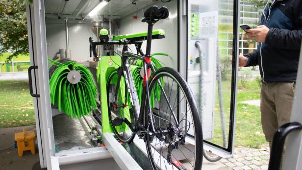 Gratis Testbetrieb in Wien: Die erste Waschstraße für Fahrräder