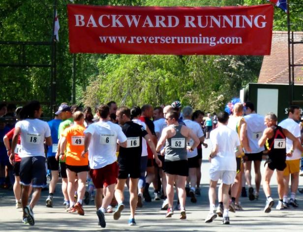 Eine Gruppe von Menschen nimmt an einem Rückwärtslauf teil.