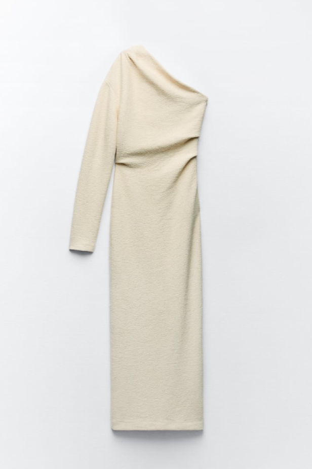 Ein asymmetrisches, beigefarbenes Kleid mit einem Ärmel.