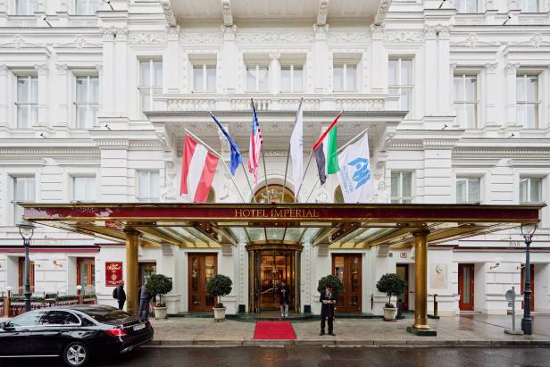 Das Hotel Imperial in Wien mit verschiedenen Flaggen vor dem Eingang.