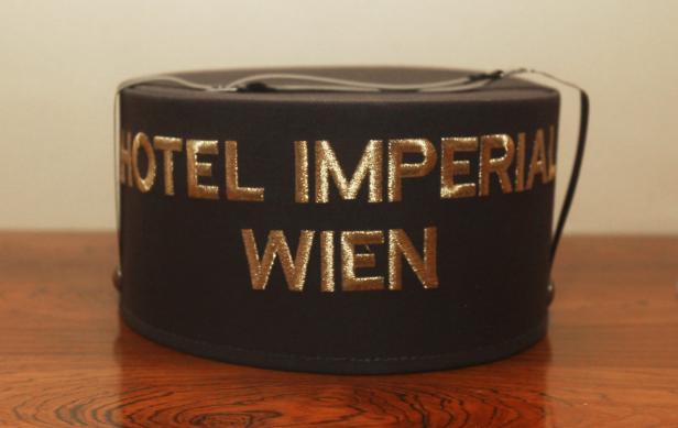 … Eine Hutschachtel mit der Aufschrift „Hotel Imperial Wien“.