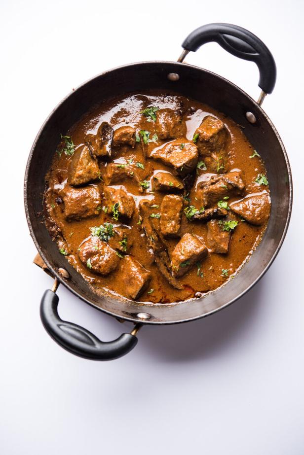 Gulasch in einer Pfanne von oben.