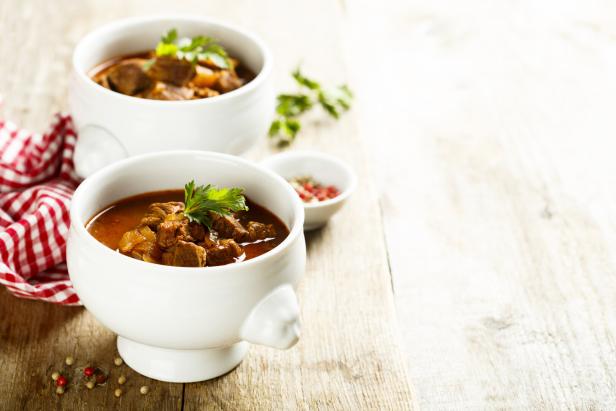Gulasch in einer Pfanne von oben.