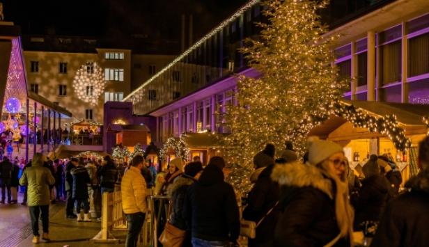 Zusammenkommen am Adventmarkt Schwaz