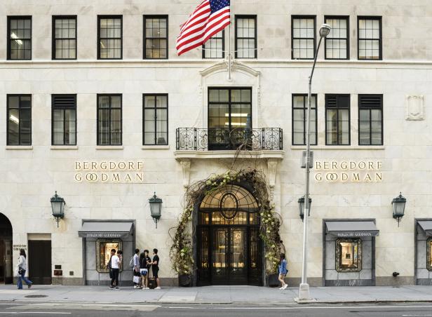 Das Kaufhaus Bergdorf Goodman in New York ist mit einer Blumengirlande geschmückt.