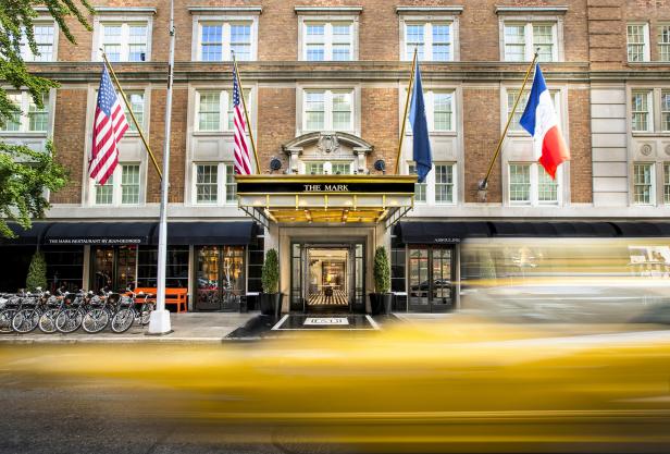 Das Hotel „The Mark“ in New York mit amerikanischer und französischer Flagge vor dem Eingang.