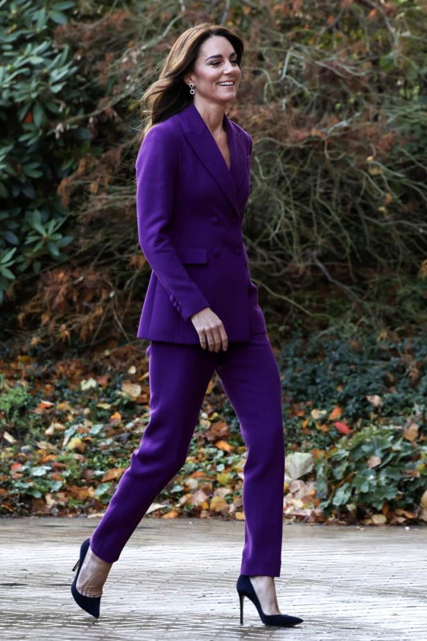 Prinzessin Kate im violetten Hosenanzug.