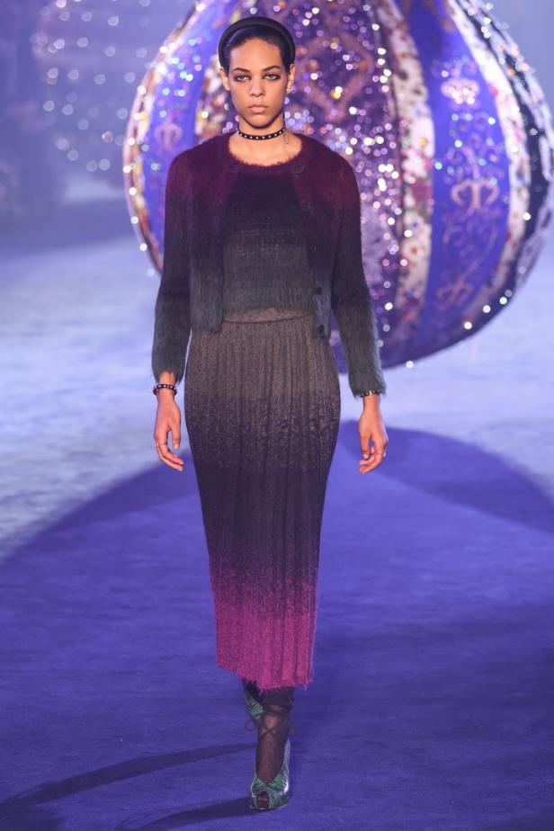 Ein Model präsentiert ein Outfit von Dior Herbst/Winter 2023/24.