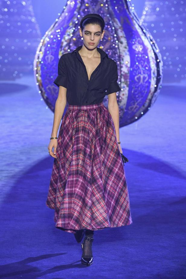 Ein Model präsentiert ein Outfit von Dior Herbst/Winter 2023/24.