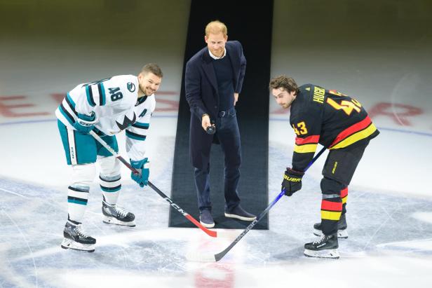 Prinz Harry: Peinlicher Moment bei Puck-Wurf beim Eishockey in Vancouver