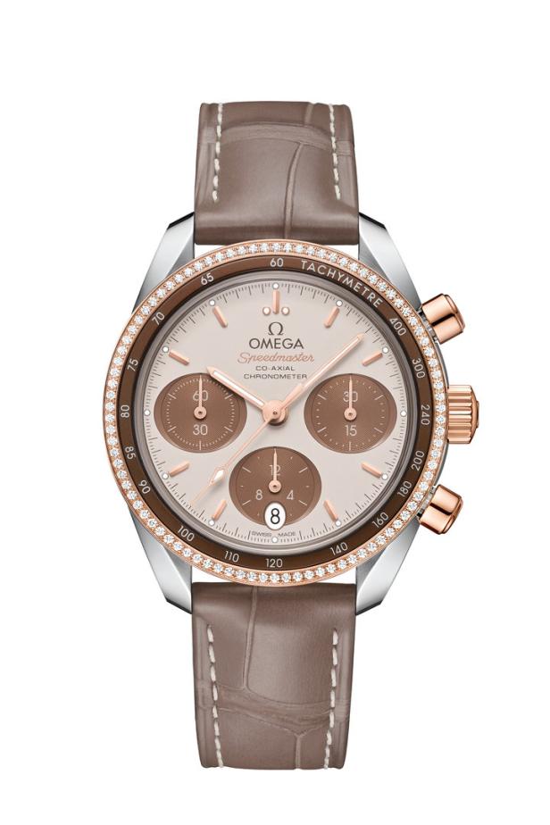 Eine Omega Speedmaster Uhr mit Diamanten auf der Lünette und einem braunen Lederarmband.