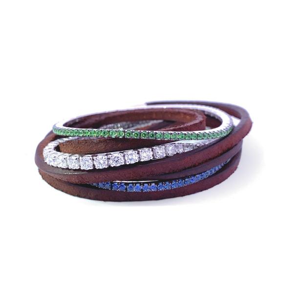 Ein gewickeltes Armband aus braunem Leder mit Reihen aus blauen, weißen und grünen Edelsteinen.