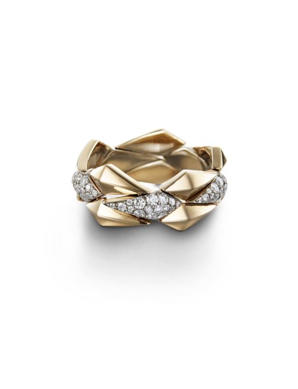 Ein goldener Ring mit geometrischem Design und Diamantenbesatz.