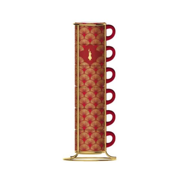 Ein Stapel von sechs roten Tassen mit goldenem Fächer-Muster in einem goldenen Halter.