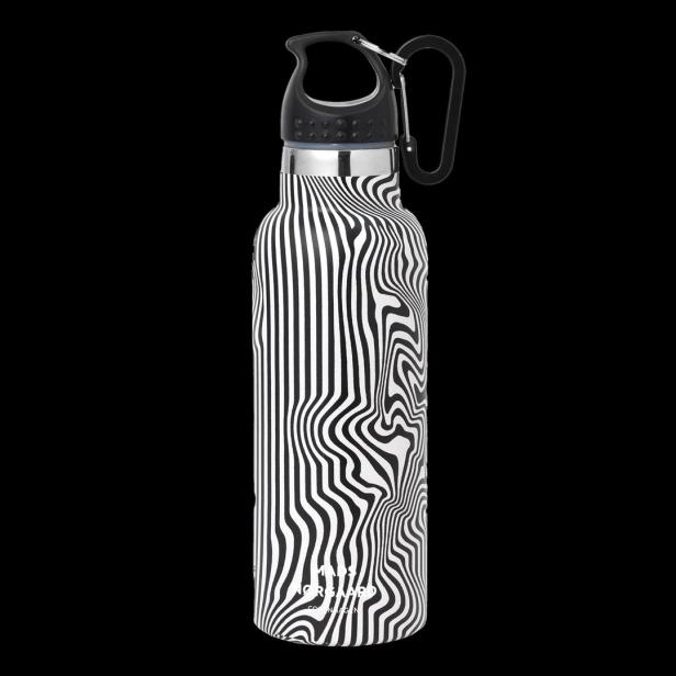 Eine schwarz-weiß gestreifte Wasserflasche mit einem Karabinerhaken.